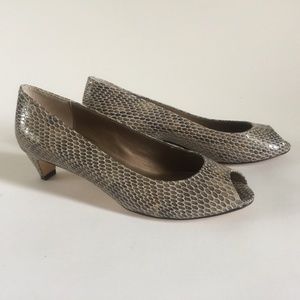 Vaneli snakeskin pumps sz 8.5M